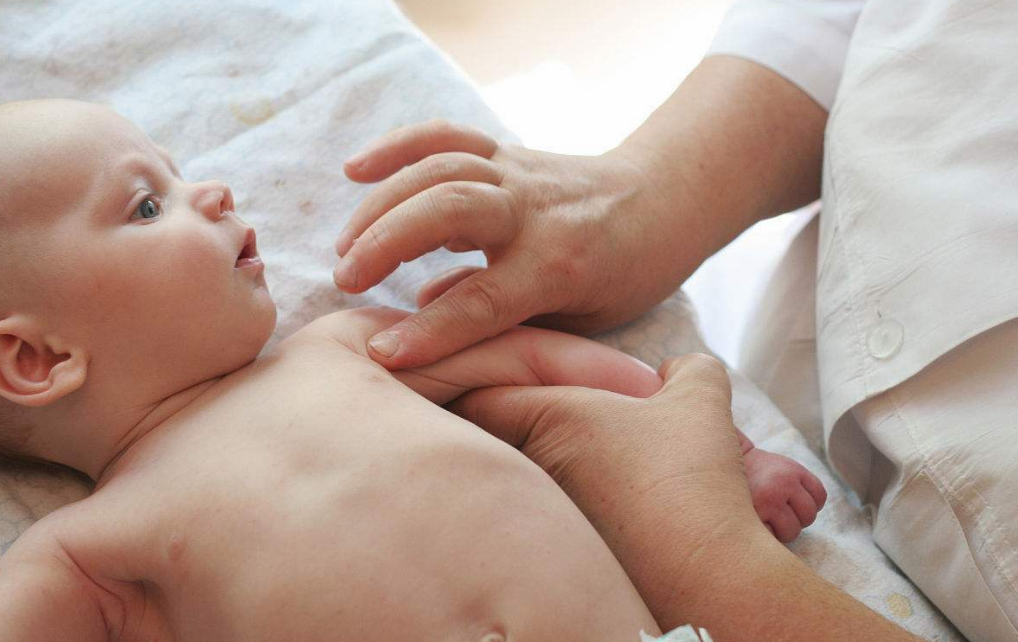 1歲以下寶寶才能按摩嗎 第一次如何給嬰兒按摩