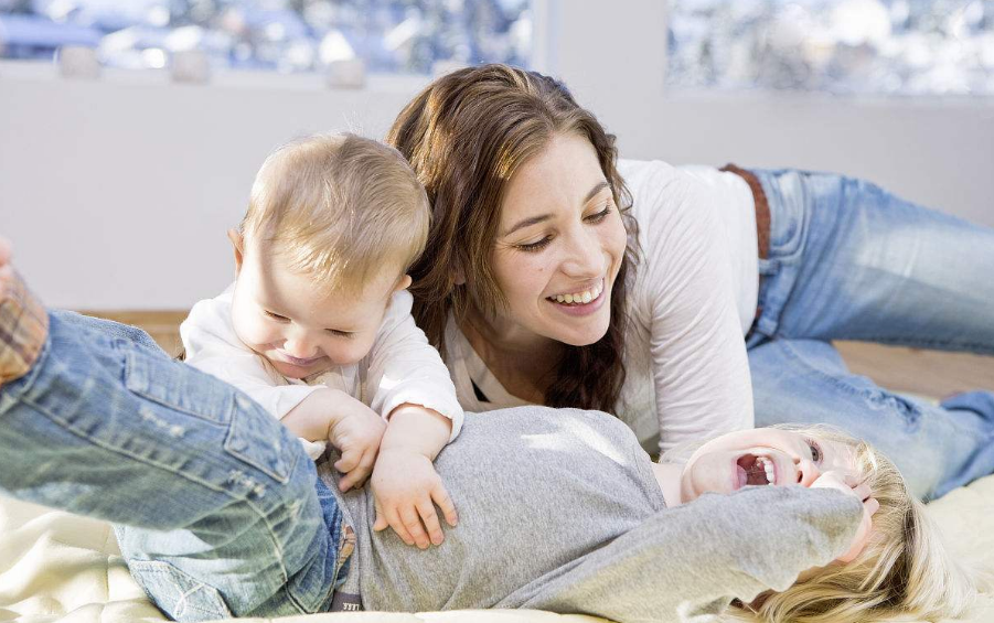 暑假與孩子的時光幽默的說說 和孩子玩高興搞笑的心情句子短語