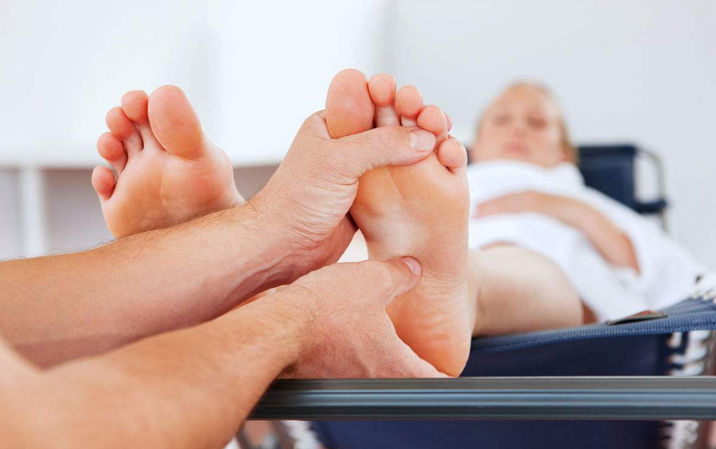 孕期便秘水腫抽筋按摩哪些穴位 緩解孕期便秘水腫抽筋怎么推拿