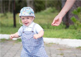 高筒型學步鞋適合寶寶穿嗎 寶寶第一次穿鞋子怎么選擇長寬