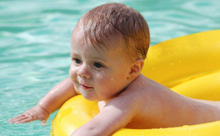 嬰幼兒游泳到底好不好 嬰兒學游泳對身體有什么好處嗎