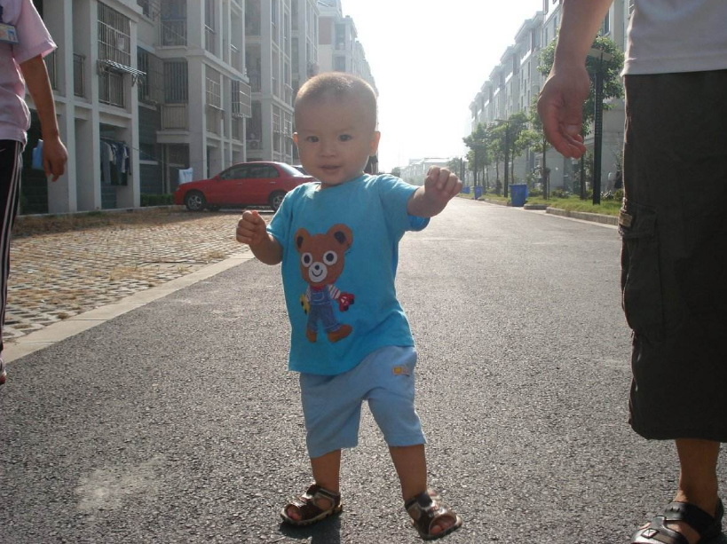 訓練孩子走路可以牽著嗎 怎么訓練孩子走路比較好