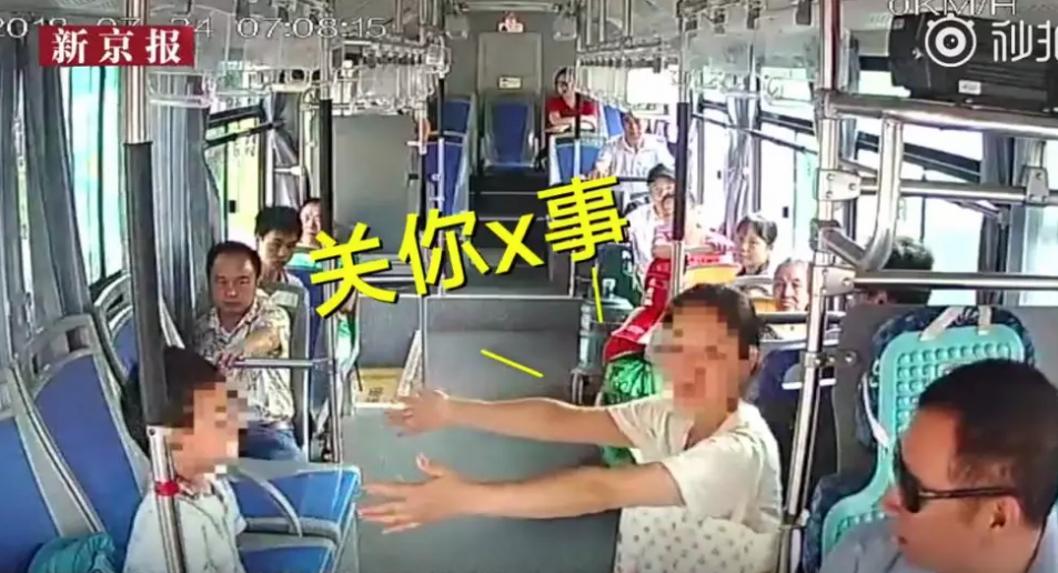 男童公交上練吊環怎么回事 為什么讓孩子在公交上練吊環