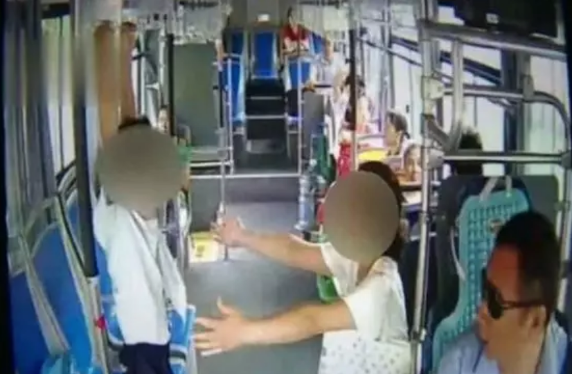 男童公交上練吊環怎么回事 為什么讓孩子在公交上練吊環