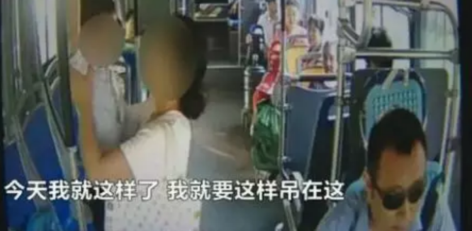 男童公交上練吊環怎么回事 為什么讓孩子在公交上練吊環