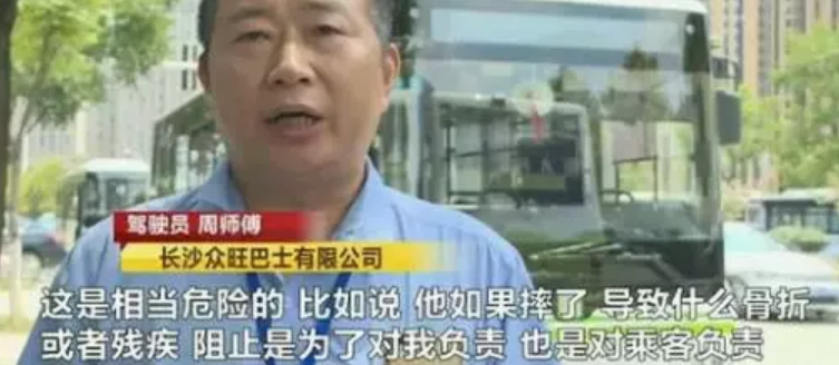 男童公交上練吊環怎么回事 為什么讓孩子在公交上練吊環