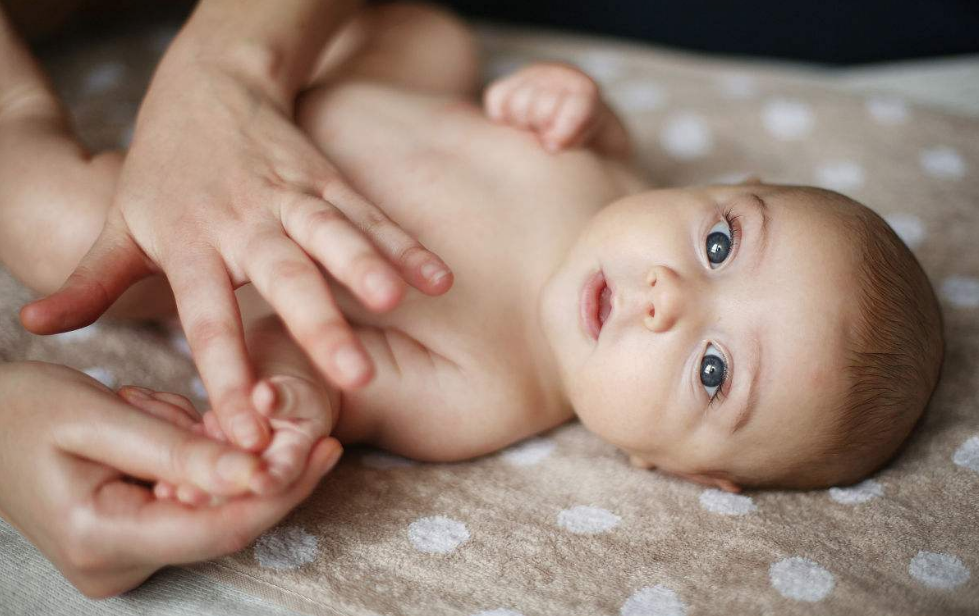 父母如何給嬰幼兒按摩 與孩子互動按摩怎么做