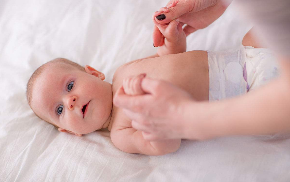 父母如何給嬰幼兒按摩 與孩子互動按摩怎么做