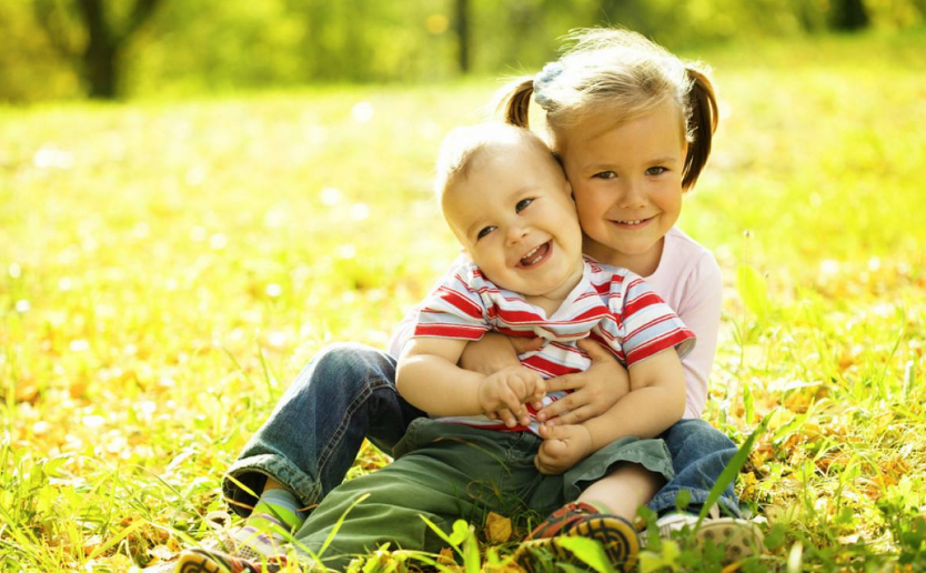 看到寶寶開心的玩耍怎么發說說 孩子玩耍照片的感慨心情短語