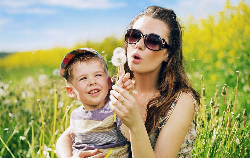 看到寶寶開心的玩耍怎么發說說 孩子玩耍照片的感慨心情短語