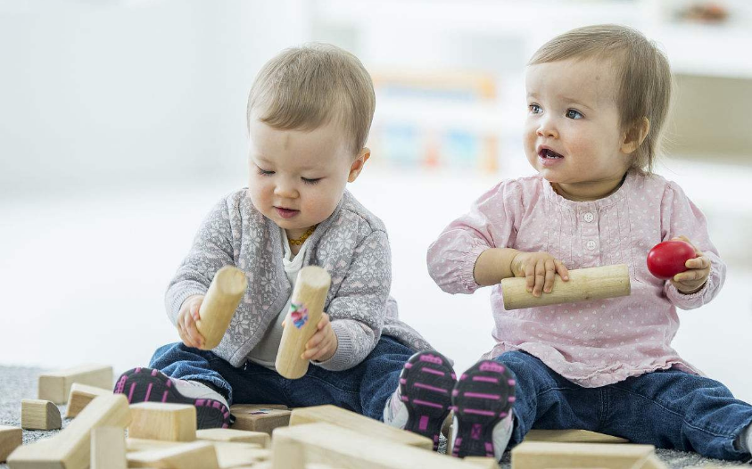 如何區(qū)分雙胞胎是老大老二 父母怎么分辨雙胞胎寶寶 如何區(qū)分雙胞胎是老大老二 父母怎么分辨雙胞胎寶寶