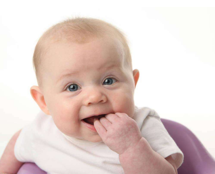 寶寶會坐后應(yīng)該怎么訓(xùn)練 怎么讓孩子會坐