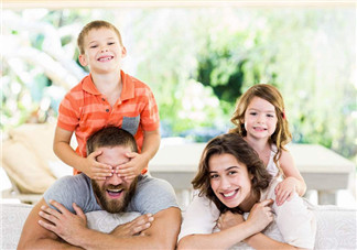 爸媽言傳身教會影響孩子嗎 父母給孩子帶來正面影響