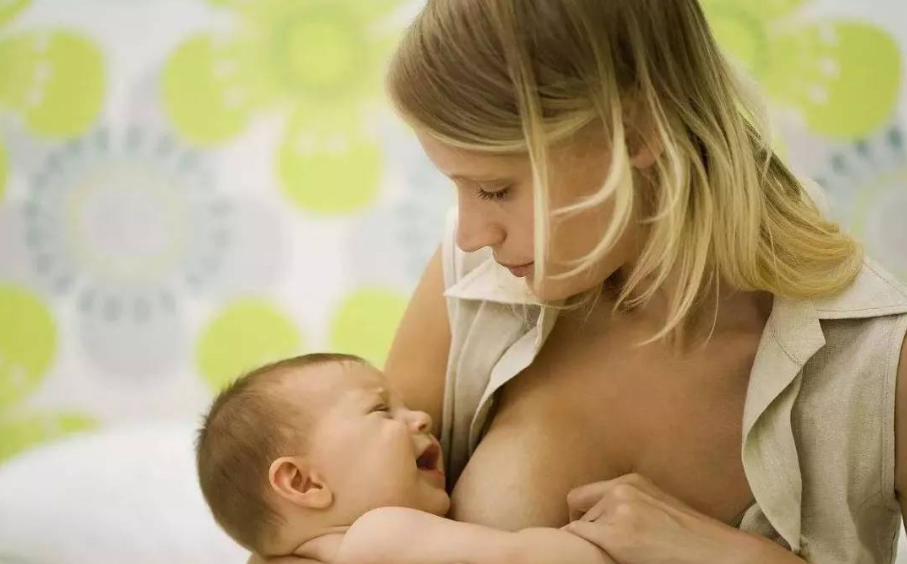 寶寶突然嗆奶了應該怎么做比較好 寶寶嗆奶應急做法