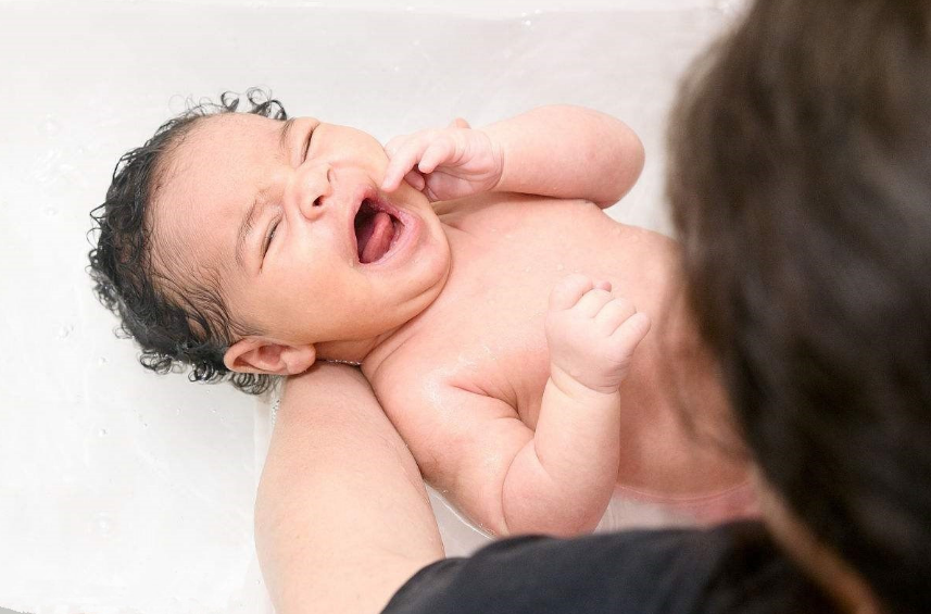 寶寶吃東西的時候腸脹氣怎么辦 寶寶腸脹氣怎么按摩緩解