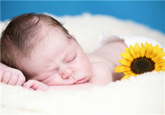 哄娃睡覺難的說說感慨 終于哄娃睡著了幽默的句子短語