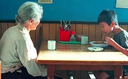 爺爺奶奶能代替父母對孩子的愛嗎 孩子給爺爺奶奶帶有哪些問題