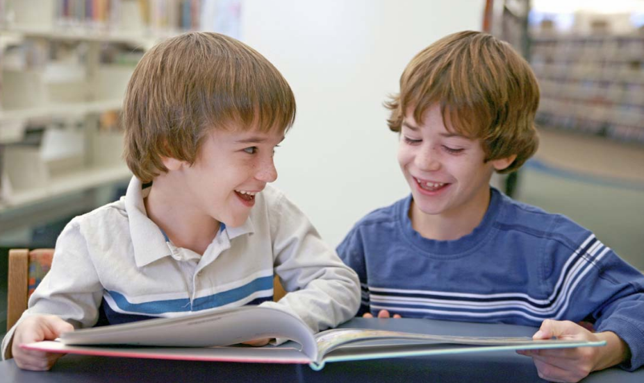 孩子玩手機怎么防止近視 孩子如何用電子產品不近視 孩子玩手機怎么防止近視 孩子如何用電子產品不近視