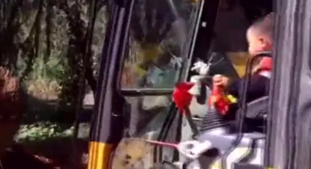 9歲男孩開挖掘機是真的嗎 開挖掘機需要學多久 9歲男孩開挖掘機是真的嗎 開挖掘機需要學多久