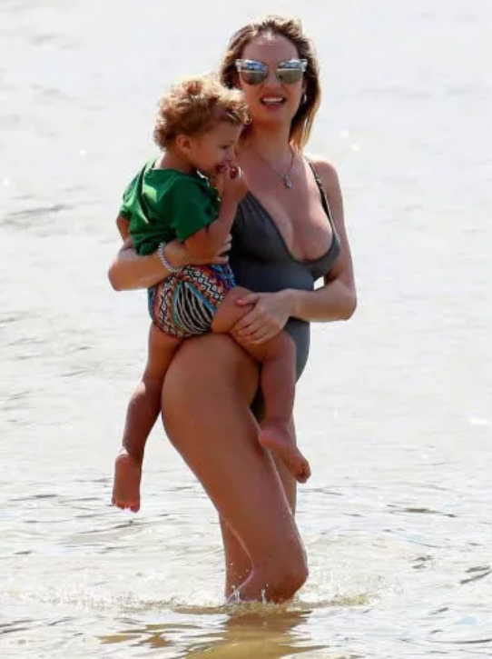 維密超模糖糖二胎產(chǎn)后怎么恢復(fù)的 產(chǎn)后如何恢復(fù)細(xì)腰平坦小腹