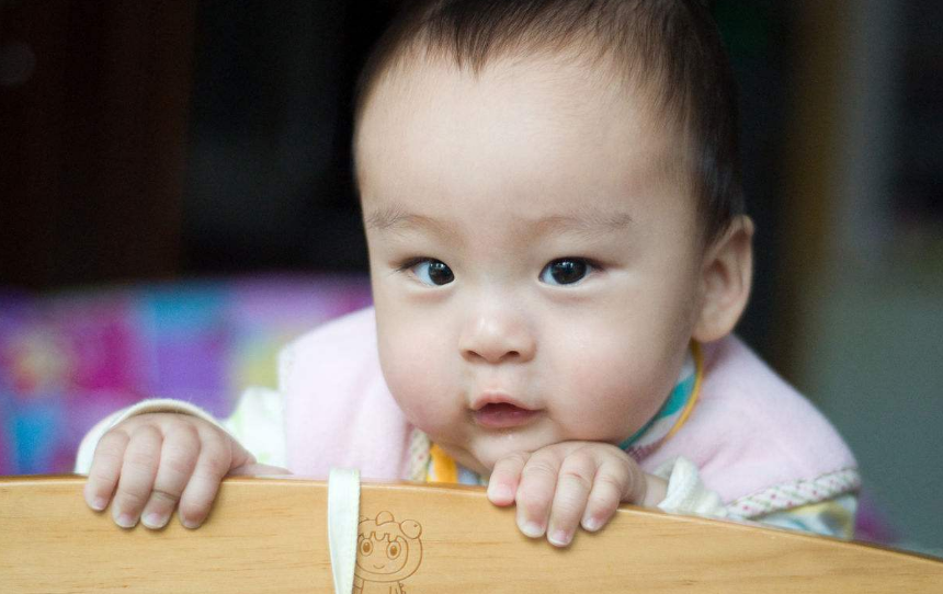 捏寶寶臉會讓寶寶變丑嗎 寶寶的臉不能捏嗎