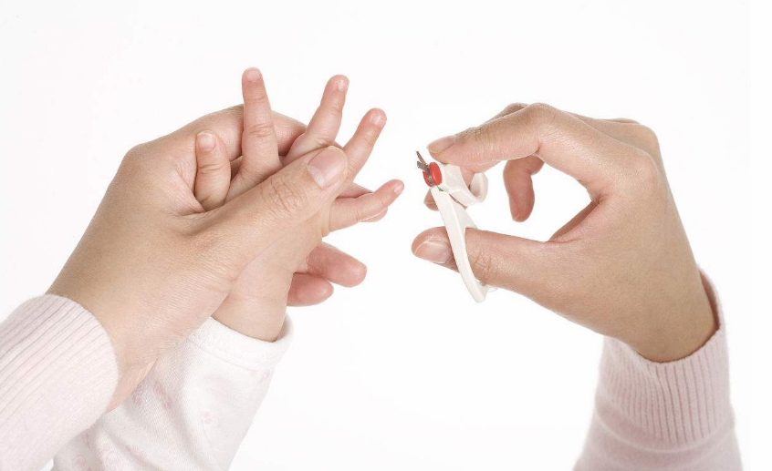 嬰兒指甲剪成什么形狀 給寶寶剪指甲流血如何護(hù)理