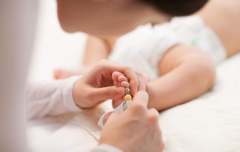 嬰兒指甲剪成什么形狀 給寶寶剪指甲流血如何護(hù)理