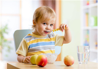 寶寶水分纖維質(zhì)不足會(huì)造成便秘嗎 如何預(yù)防寶寶習(xí)慣性便秘