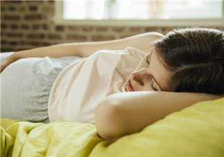 孕期晚睡對胎兒成長發育有什么影響 懷孕期間熬夜吃什么