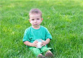 寶寶一歲以后有必要換奶粉嗎 怎么選擇一歲后寶寶喝的配方奶