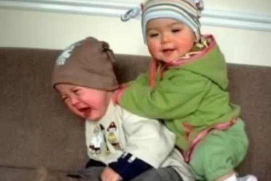 第一天去幼兒園寶寶打人怎么辦 孩子在幼兒園容易打人怎么教育