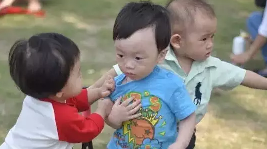 寶寶在幼兒園被打傷要找老師嗎 幼兒園孩子被別人打傷怎么辦 寶寶在幼兒園被打傷要找老師嗎 幼兒園孩子被別人打傷怎么辦