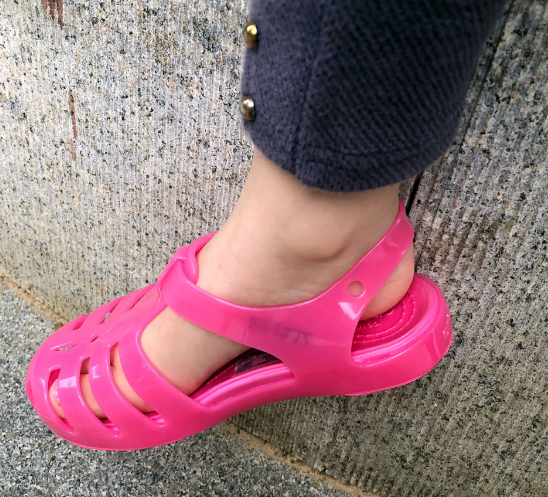 卡駱馳crocs兒童涼鞋怎么樣 crocs女涼鞋孩子喜歡嗎 卡駱馳crocs兒童涼鞋怎么樣 crocs女涼鞋孩子喜歡嗎