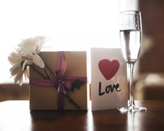 七夕發(fā)紅包還是送禮物 2018七夕發(fā)多少紅包不尷尬 七夕發(fā)紅包還是送禮物 2018七夕發(fā)多少紅包不尷尬