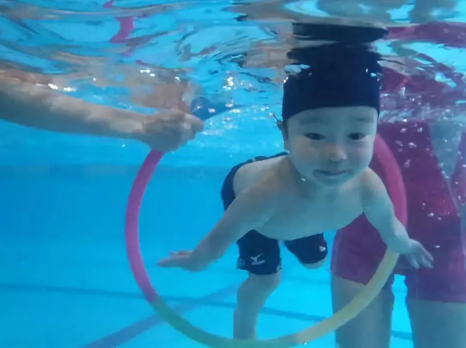 帶孩子初次游泳教些什么好 教孩子適應(yīng)游泳方法