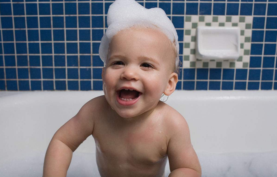 孩子抗拒洗澡不讓洗澡怎么辦 孩子洗澡困難怎么讓他愿意洗澡 孩子抗拒洗澡不讓洗澡怎么辦 孩子洗澡困難怎么讓他愿意洗澡