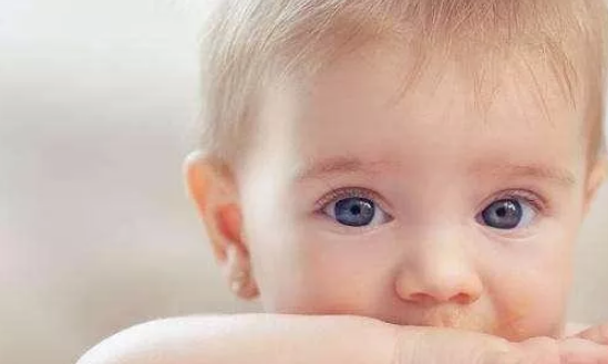 寶寶頭發又細又黃怎么辦 寶寶頭發又稀又黃是缺鋅缺鈣缺鐵嗎