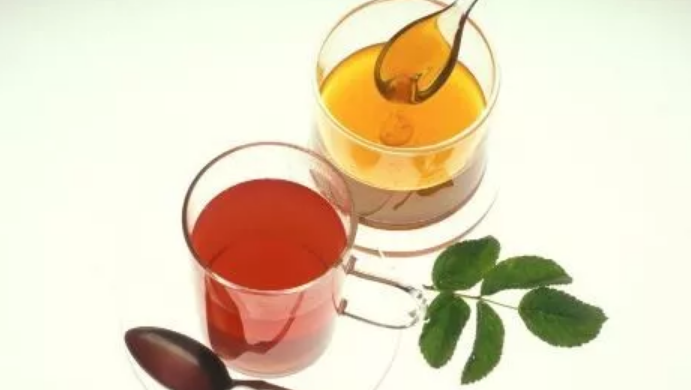 喝了蜂蜜水還能吃感冒藥嗎 感冒喉嚨痛可以喝蜂蜜水嗎2018 喝了蜂蜜水還能吃感冒藥嗎 感冒喉嚨痛可以喝蜂蜜水嗎2018