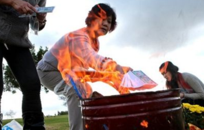 中元節(jié)孕婦可以上香燒紙嗎 2018中元節(jié)孕婦可以上墳燒包嗎 中元節(jié)孕婦可以上香燒紙嗎 2018中元節(jié)孕婦可以上墳燒包嗎