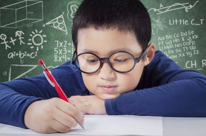 孩子為什么會(huì)容易近視 孩子很小就近視了怎么辦 孩子為什么會(huì)容易近視 孩子很小就近視了怎么辦