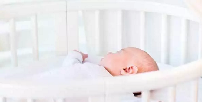 什么樣的嬰兒床更適合寶寶 如何選購合適的嬰兒床2018