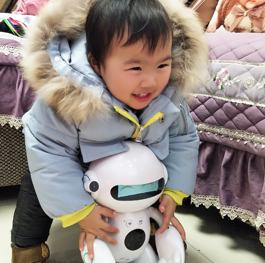 愛童星際小白兒童智能機(jī)器人怎么樣 愛童星際智能機(jī)器人使用測評
