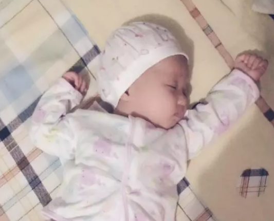 寶寶睡覺(jué)老是用頭頂墻怎么回事 寶寶睡覺(jué)用頭頂墻頭頂都扁了