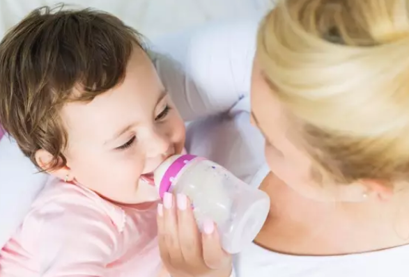 什么時候開始準備引入奶瓶 如何讓奶瓶的引入更順利 什么時候開始準備引入奶瓶 如何讓奶瓶的引入更順利