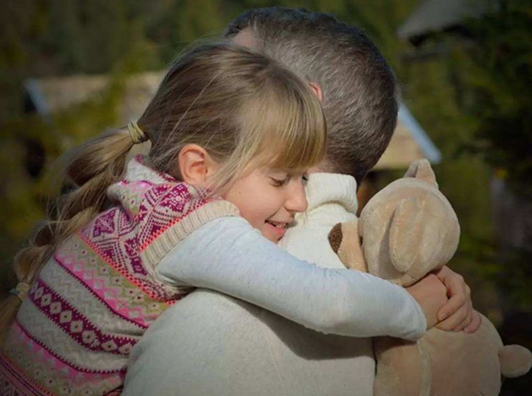 一帶孩子就只能抱著怎么辦 出去玩抱著他會寵壞孩子嗎