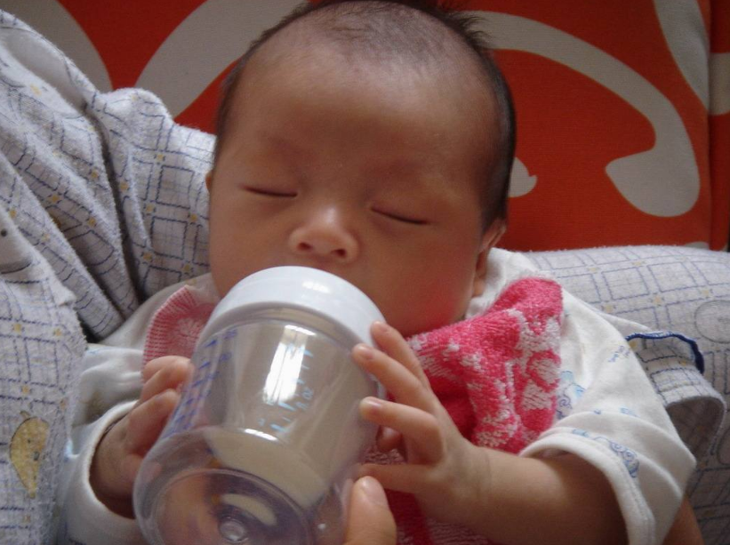 寶寶奶粉喂奶老是便秘是什么情況 怎么緩解寶寶吃奶粉便秘