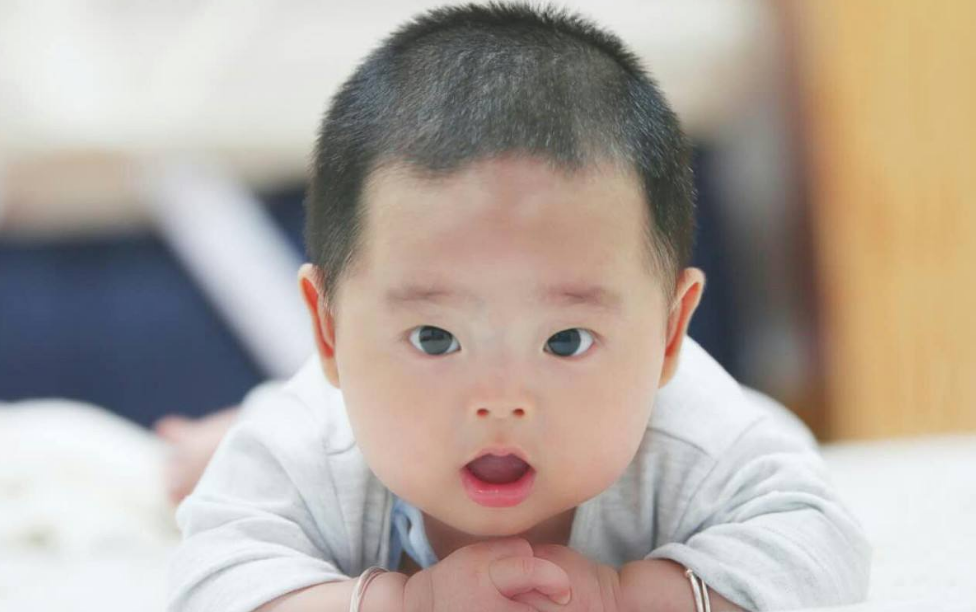 孩子三個月之后還不會翻身怎么辦 孩子一直不會翻身的原因是什么