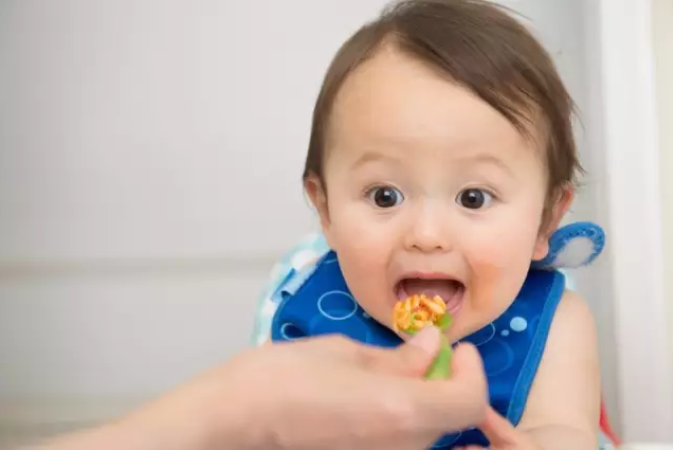 寶寶不愛吃飯?jiān)趺崔k 如何提高寶寶的食欲2018