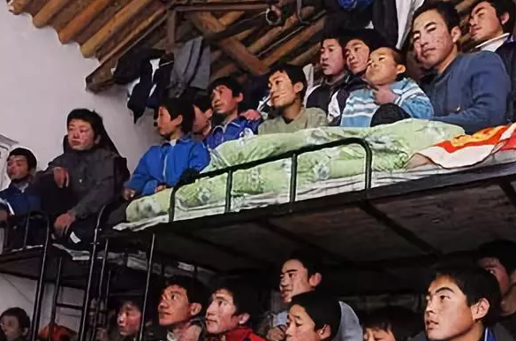 河北曲陽實驗學校30個學生一個宿舍 家長網上抱怨學生被開除