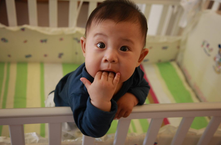 吃手早的寶寶聰明嗎 孩子吃手是怎么回事 吃手早的寶寶聰明嗎 孩子吃手是怎么回事